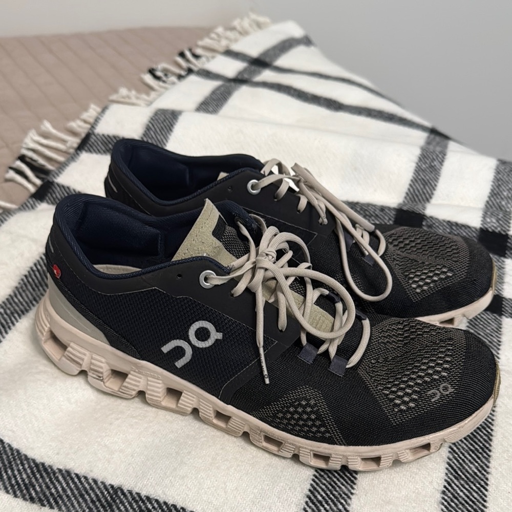 On Running Women’s size 9 Black and Tan